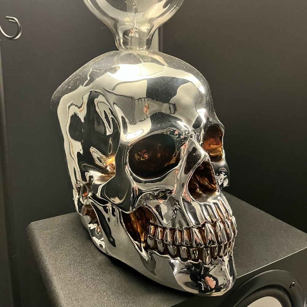 Skull lamp